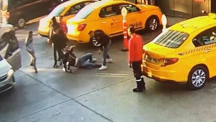 Her şey İstanbul'un göbeğinde yaşandı! Öldüresiye dövdükleri genci sürükleyerek kaçırdılar