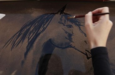 TOZLU ARAÇ CAMLARINDA RESİM ÇİZİYOR