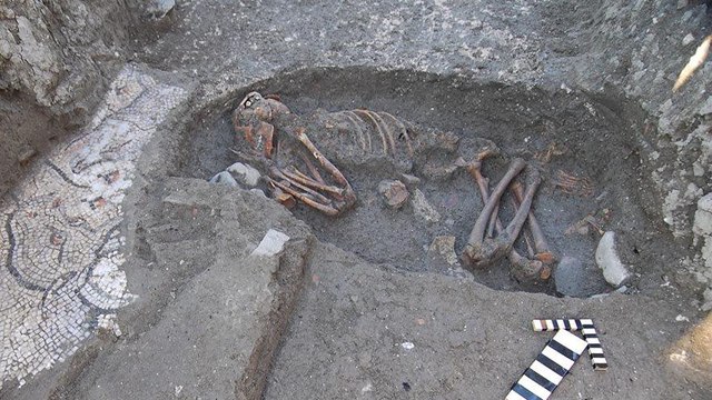 Hatay’daki kilise kazısında mezar odaları bulundu