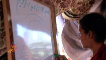 مخيم سوري.. طفلة تعلم أطفال المخيم القراءة والكتابة