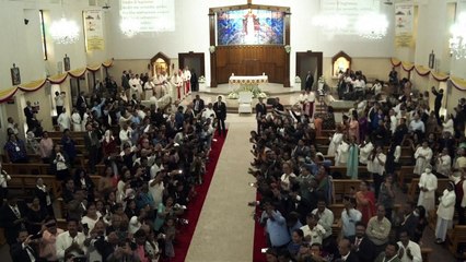 البابا يصلي في كنيسة القلب المقدس في المنامة قبل مغادرته البحرين