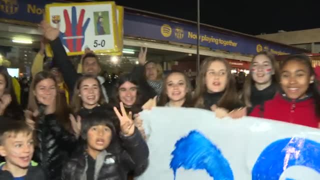Cánticos de ¡Presidente Piqué! tras la despedida del central azulgrana en el Camp Nou