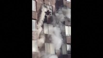 Una mujer aguanta colgada de una ventana durante un incendio en Nueva York