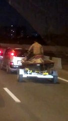 Tuzla'da ilginç görüntü: Denizde değil otoyolda jet ski ile yolculuk etti