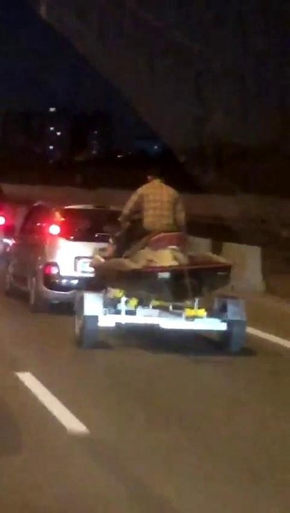 Tuzla'da ilginç görüntü: Denizde değil otoyolda jet ski ile yolculuk etti