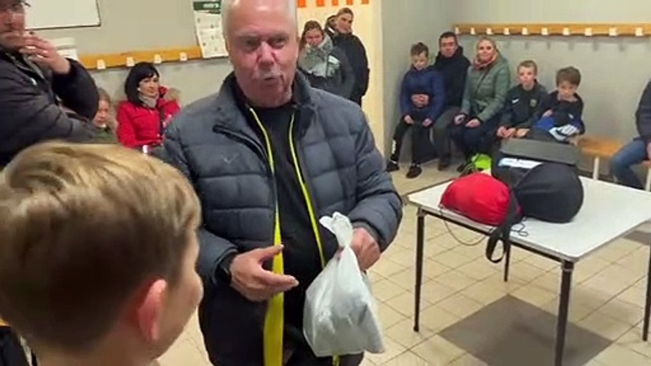 ⚽COHESION D'UNE EQUIPE⚽, merci a tous les joueurs , parents et staff pour les cadeaux de TITIS (Mathis Santon) pour son rétablissement . Il va revenir bientôt et plus fort !!! Merci a tous