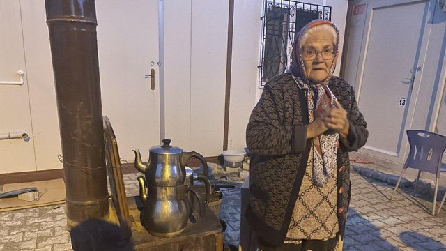 84 yaşındaki depremzede 3 yıldır konteynerde yaşıyor
