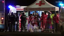 إيطاليا تسمح للقاصرين والمرضى بالنزول من سفينة إنقاذ وتمنع 35 رجلا من مغادرتها