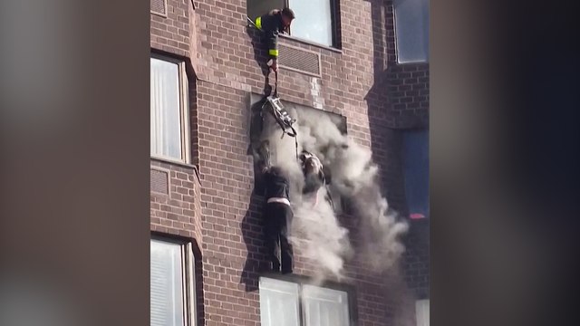 Une femme, suspendue dans le vide à cause d’un incendie, sauvée par des pompiers à New York