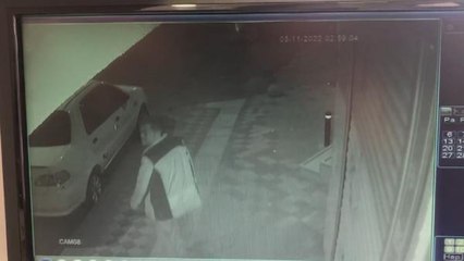 KALDIRIMI KAPATIYOR İDDİASI; 10 OTOMOBİLİN LASTİKLERİNİ KESTİ