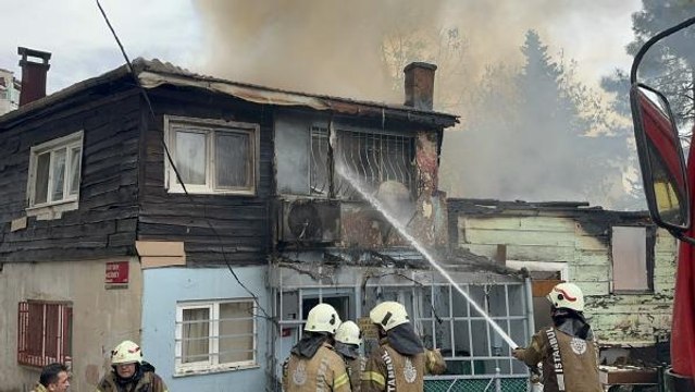 ÜSKÜDAR'DA GECEKONDUDA BAŞLAYAN YANGIN YANDAKİ İKİ BİNAYA SIÇRADI