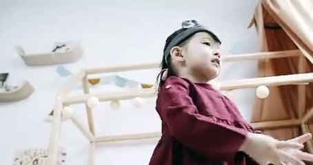 Anak kecil bermain balon