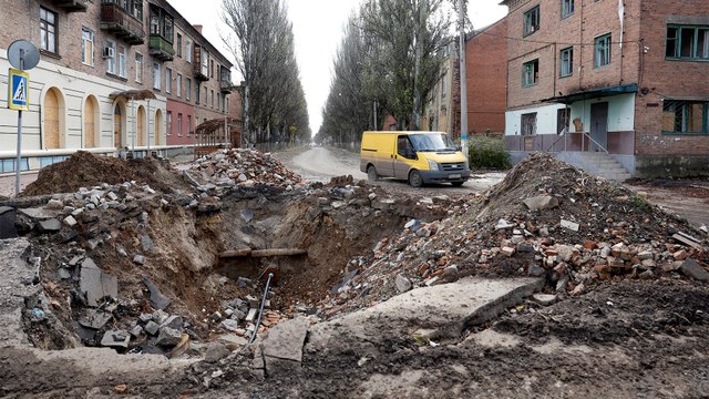 كاميرا الجزيرة ترصد آثار القصف الروسي على باخموت في دونباس