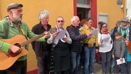 La chanson de midi au "Trois francs six sous", bar associatif au Pellerin à côté de Nantes