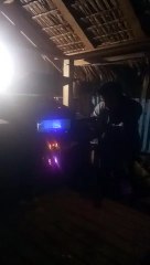 Memutar musik karaoke lagu darah