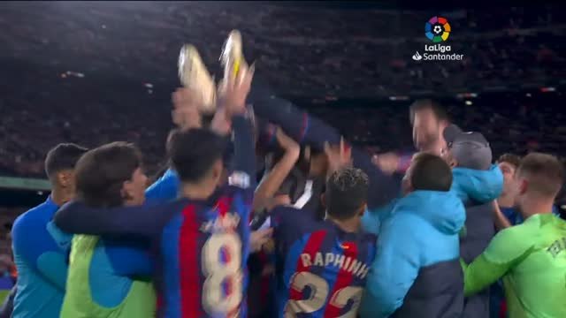 El Camp Nou se rinde ante Piqué en su despedida de la afición azulgrana