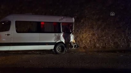 Yolcu minibüsü ile çimento silobas'ı çarpıştı, 6 kişi yaralandı
