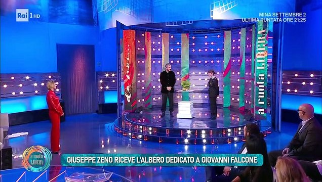 Giuseppe Zeno riceve l’albero del Giudice Giovanni Falcone.