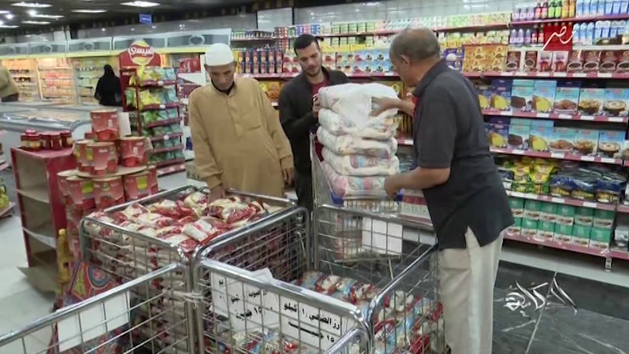 جهود وزارة التموين لمتابعة توافر السلع الأساسية وطرحها بأسعار مناسبة في المجمعات الاستهلاكية ومنافذ التموين والعربات المتنقلة