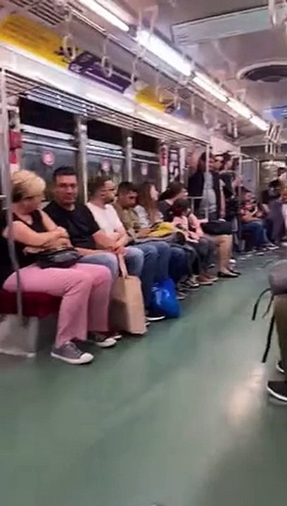 Patinador artístico sorprendió a pasajeros del metro con inesperada presentación