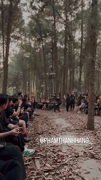 Siêu mẫu Thanh Hằng catwalk giữa rừng thông