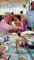 Cụ ông U70 lột tôm cho vợ