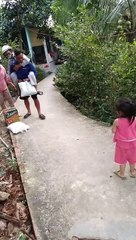 Con rể 10 năm cõng bố vợ đi chạy thận, đều đặn 1 tuần 3 lần: Hiếm lắm mới có người như vậy