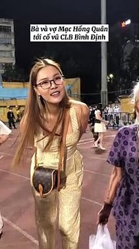 Vợ Mạc Hồng Quân hiếm hoi xuất hiện tại sân bóng cô vũ chồng, nhan săc mẹ 2 con như gái son