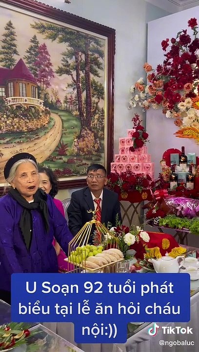 Cụ bà phát biểu tại lễ ăn hỏi cháu nội