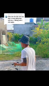 Xót cảnh bác trai lớn tuổi mặc áo rách vai đến dự đám cưới