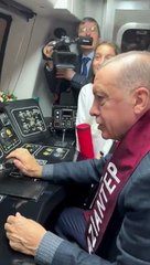 Erdoğan, Gaziray'ı kullanırken çocuklarla şarkı söyledi