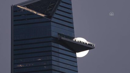 ABD'de seyir terasında toplanan meraklılar, dolunayın yükselişini gözlemledi