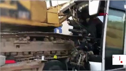 Yolcu otobüsü tıra çarptı: 3 ölü, 8 yaralı