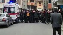 Hasta almaya gelen ambulans otomobile çarptı, sağlık çalışanlarına sopayla saldırdılar