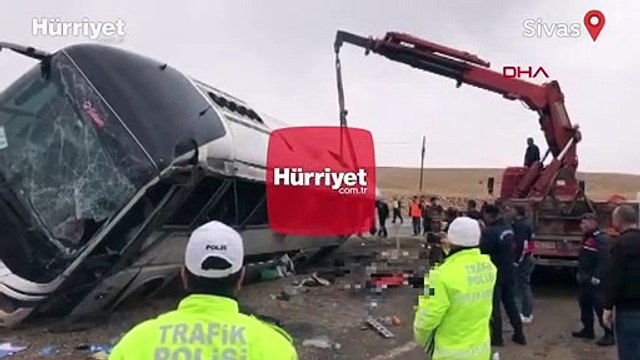 Sivas'ta göçmenleri taşıyan otobüs devrildi