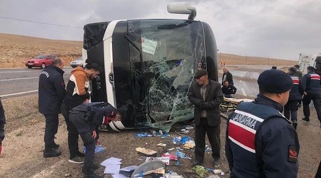 Düzensiz göçmenleri taşıyan otobüs devrildi