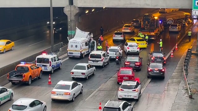 Köprü ayağına çarpan tırın sürücüsü öldü