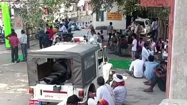 खदान में डूबे मामा- भांजे का शव लेने से किया इन्कार, मोर्चरी के बाहर धरने पर बैठे सैंकड़ों ग्रामीण