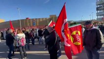 Ex Gkn, la protesta degli operai davanti alla fabbrica