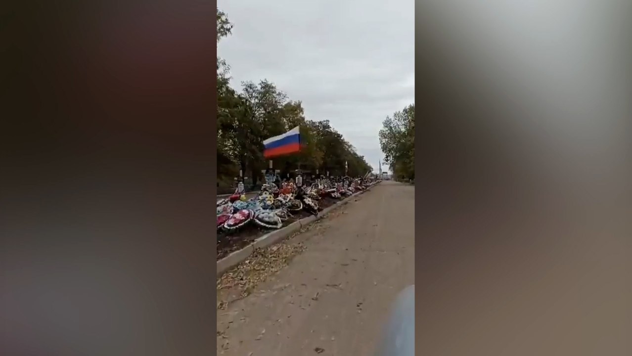 Yüzlerce Rus askeri yol kenarına gömüldü
