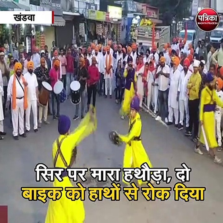 सिर पर मारा हथौड़ा, दो बाइक को हाथों से रोक दिया