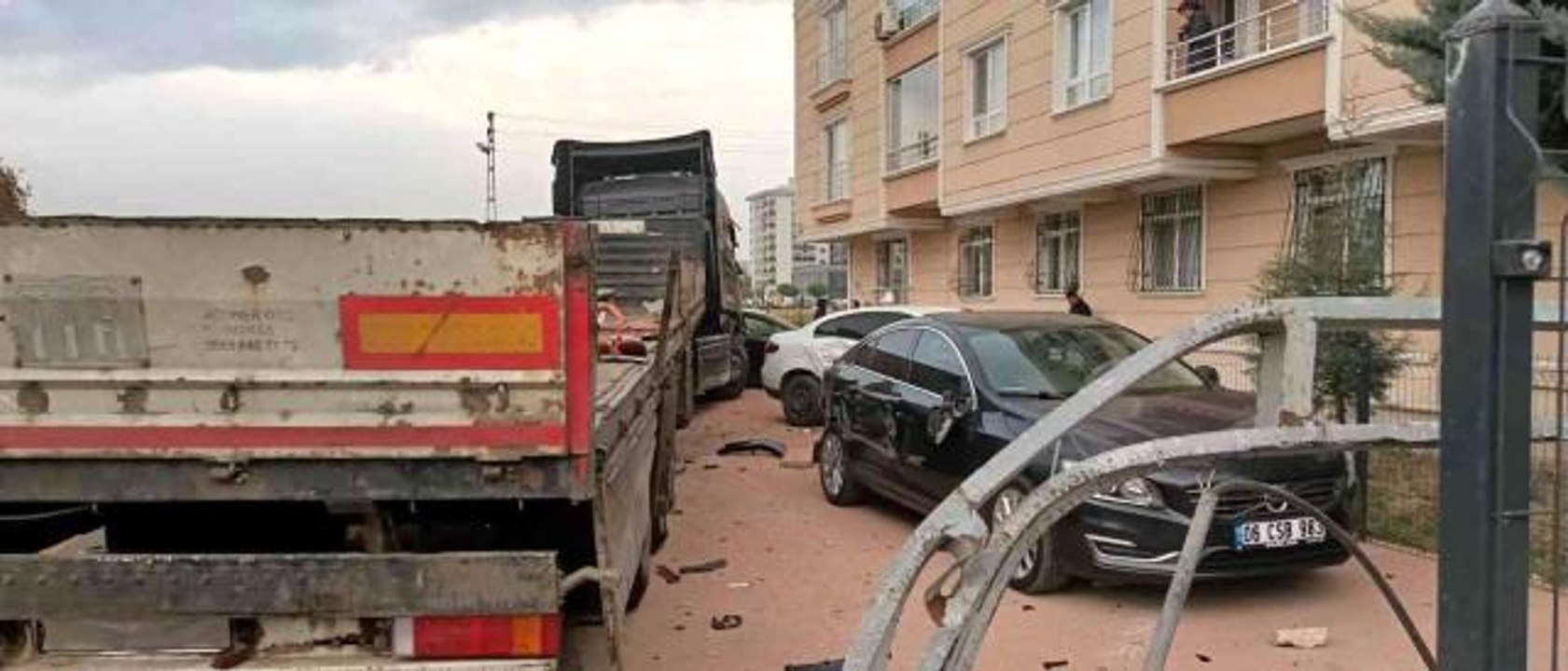 Kontrolden çıkan tır 8 aracı hurdaya çevirdi