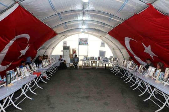 Evlat nöbetindeki annelerden PKK'ya gözdağı: Şehirde biz enselerindeyiz, dağda güvenlik güçleri