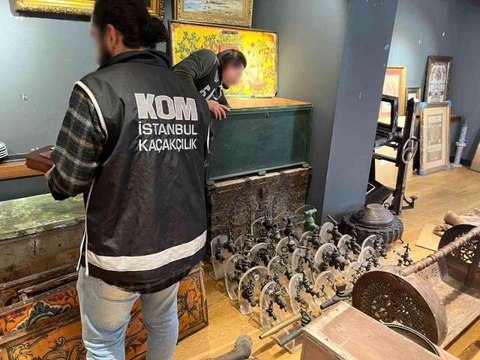 İstanbul'da tarihi eser operasyonu: Sultan Abdülmecid tuğralı vakfiye ele geçirildi