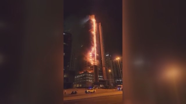 Burc Halife yakınındaki 35 katlı binada yangın