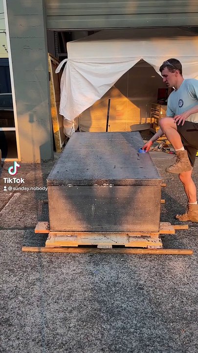 Il crée un gigantesque sarcophage de Cheetos et l'enterre pour les prochaines années