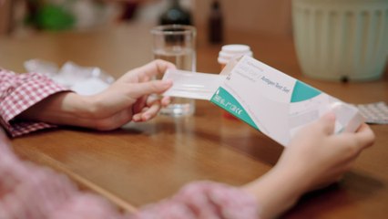 Hast du deine COVID-Booster-Impfung gebucht? Hier die häufigsten Nebenwirkungen und wie man sie lindert