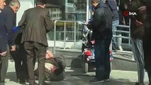 Sokak ortasında nöbet geçiren yaşlı adamın yardımına vatandaşlar koştu