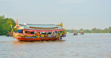 ขบวนเรือ 17 ลำ ร่วมแห่หลวงพ่อโสธรทางน้ำ ส่งสัญญาณเปิดเมืองรับท่องเที่ยว