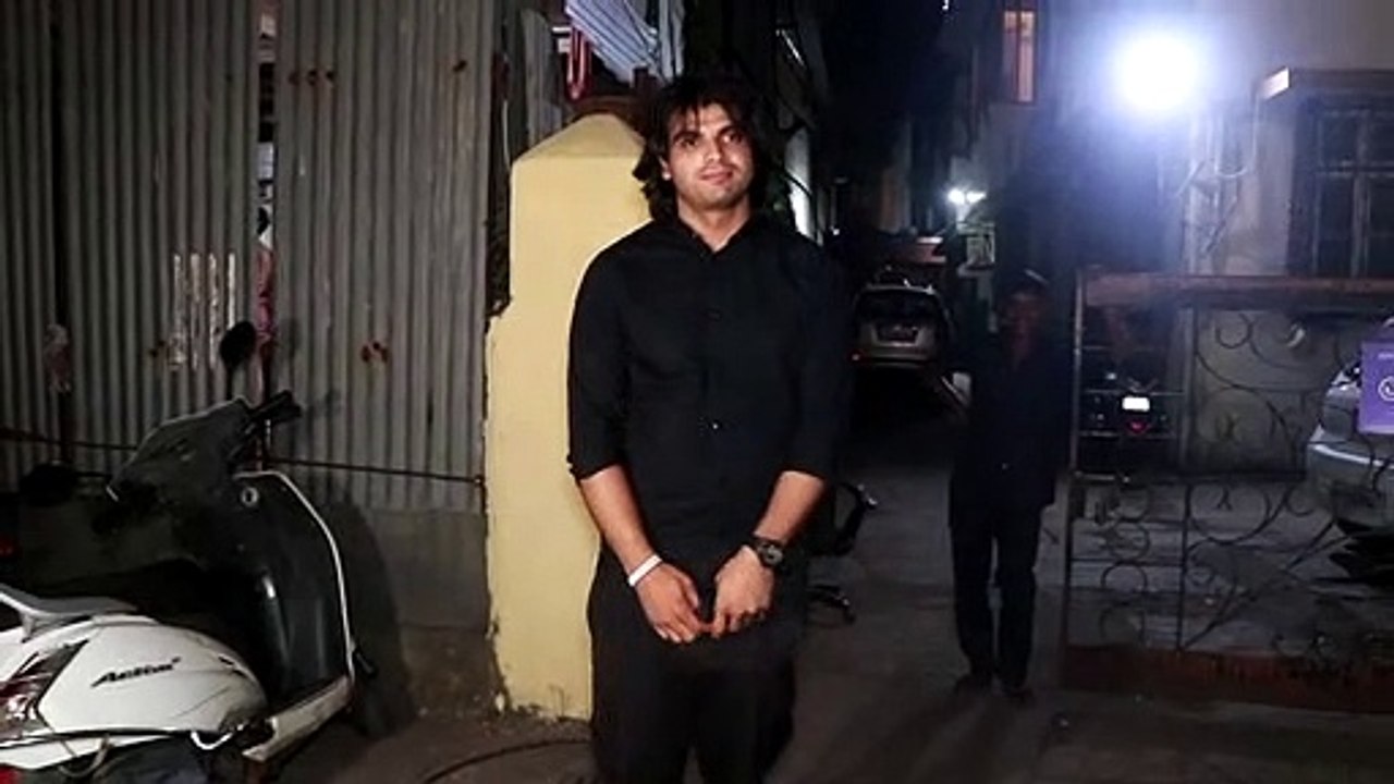 Bandra में Mizu Restaurant के बाहर स्पॉट हुए Neeraj Chopra